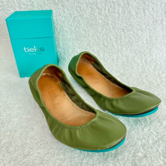 Tieks Shoes - Tieks Olive Green Classic Leather Foldable Ballet Flats Women's Size 9